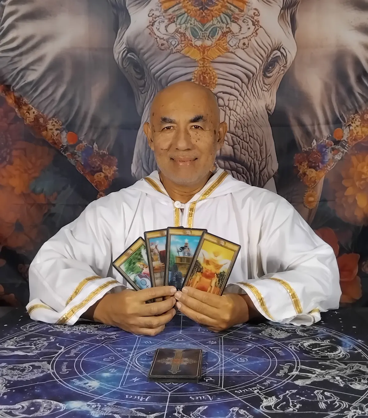 Lectura de tarot junto a la rueda zodiacal y velas encendidas
