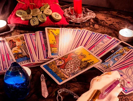 Lectura de cartas de tarot con velas y cristales