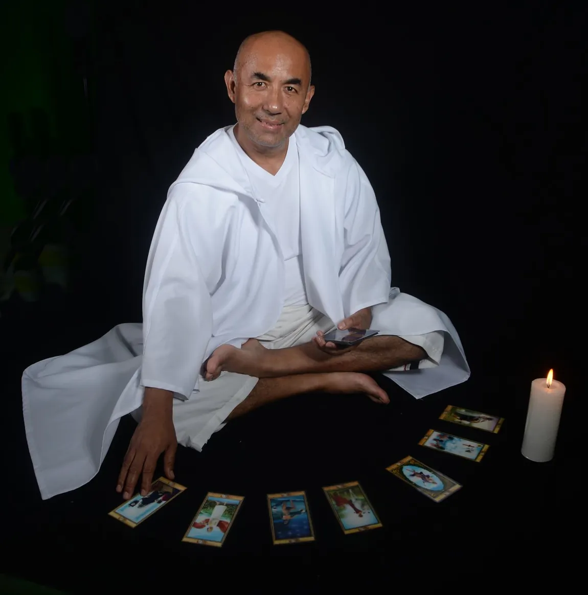 Vidente de Tarot Supremo realizando una lectura de cartas